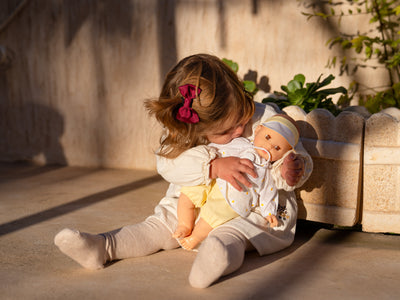 Bébé Gordis - Johana avec blouse marguerites et casquette - Paola Reina