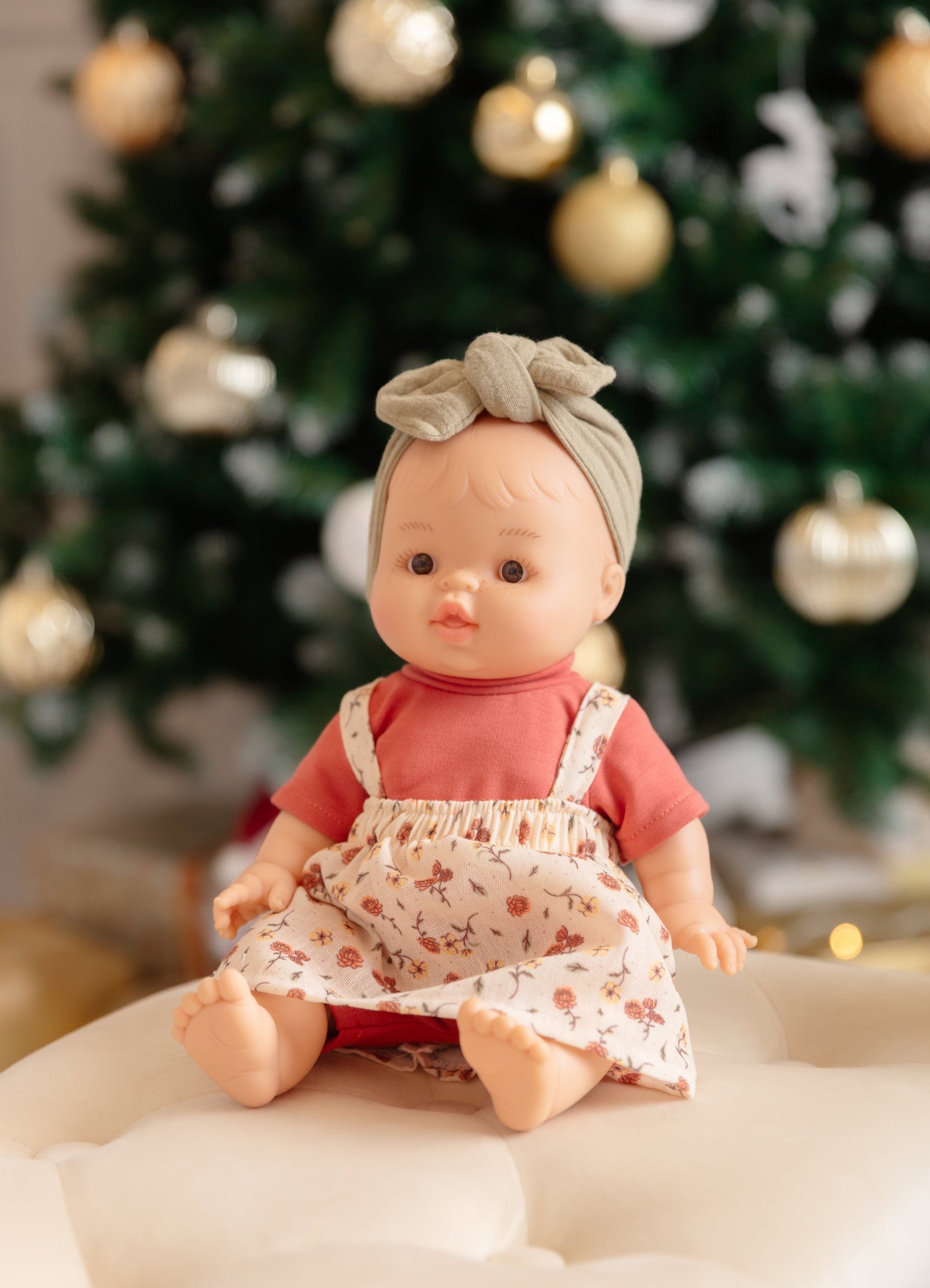 Bébé Gordis - Frederica avec salopette-robe fleurie et bandeau - Paola Reina