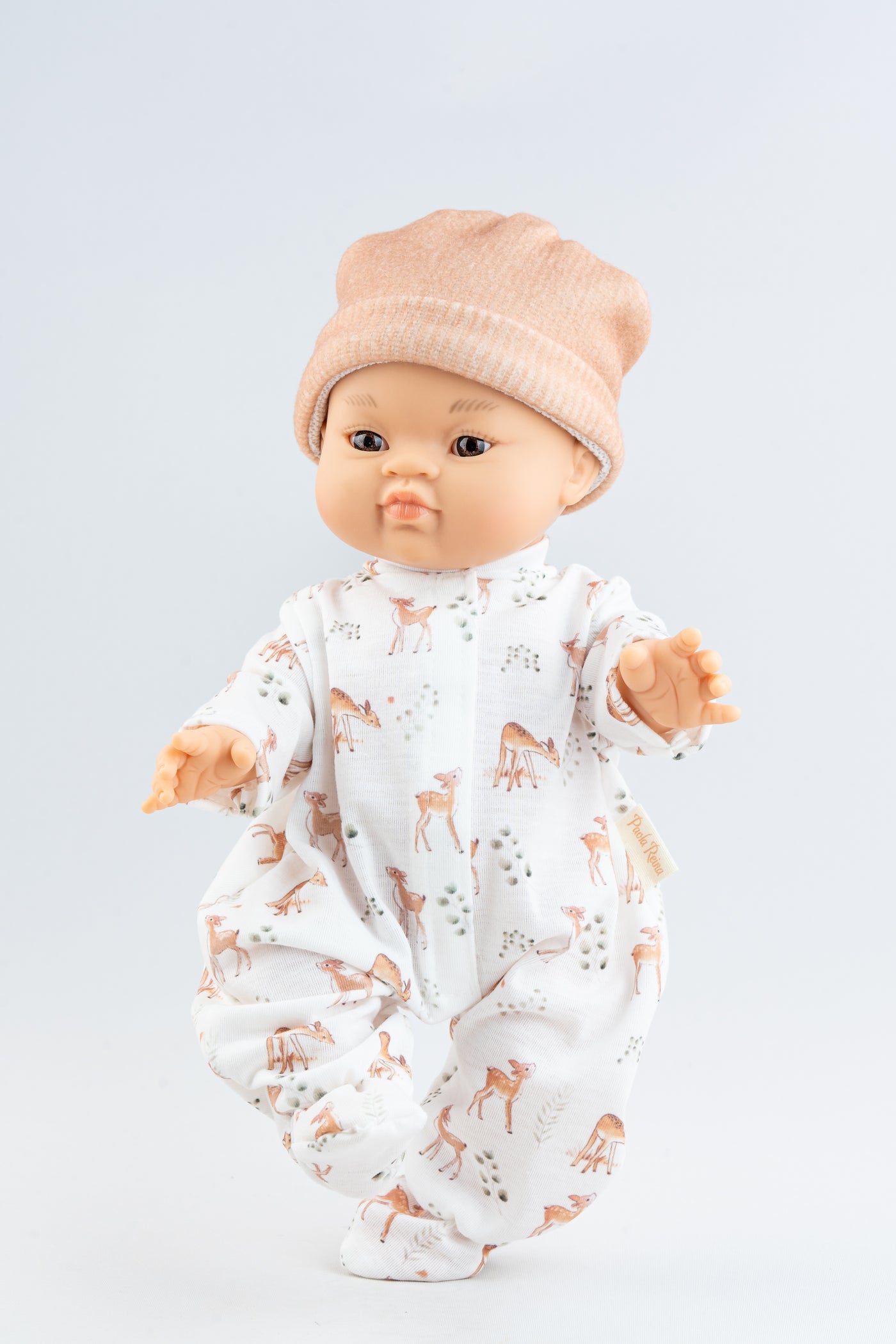 Bébé Gordis - Lili au yeux brun avec pyjamas faon et tuque - Paola Reina