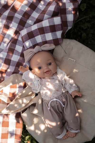 Bébé Gordis - Rachel avec chandail fleuris, pantalon et boucle - Paola Reina