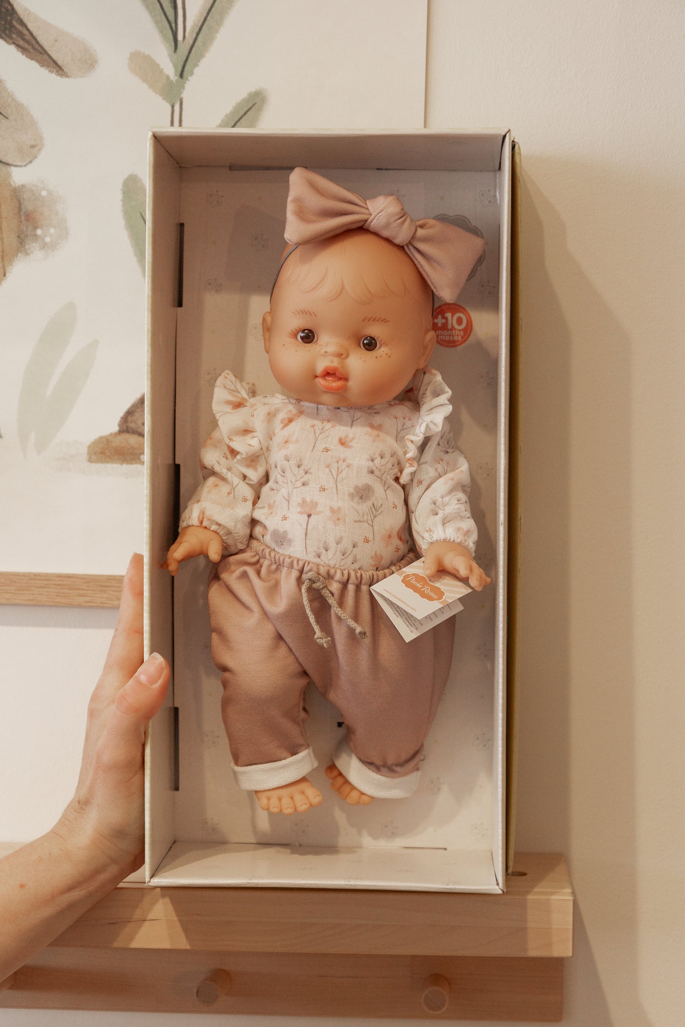 Bébé Gordis - Rose avec chandail fleuris, pantalon et boucle - Paola Reina
