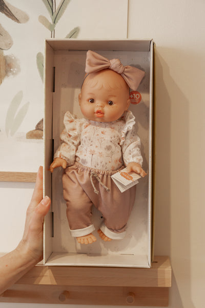 Bébé Gordis - Rose avec chandail fleuris, pantalon et boucle - Paola Reina