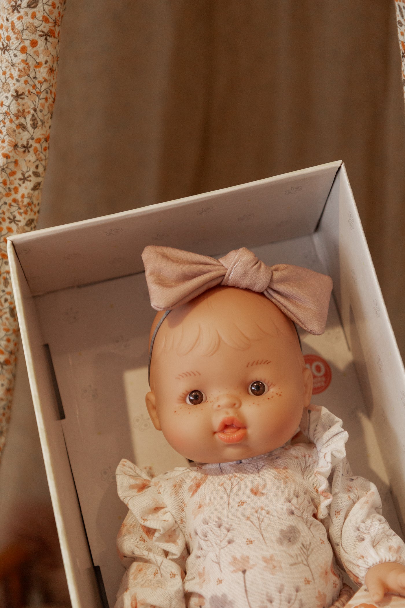 Bébé Gordis - Rose avec chandail fleuris, pantalon et boucle - Paola Reina