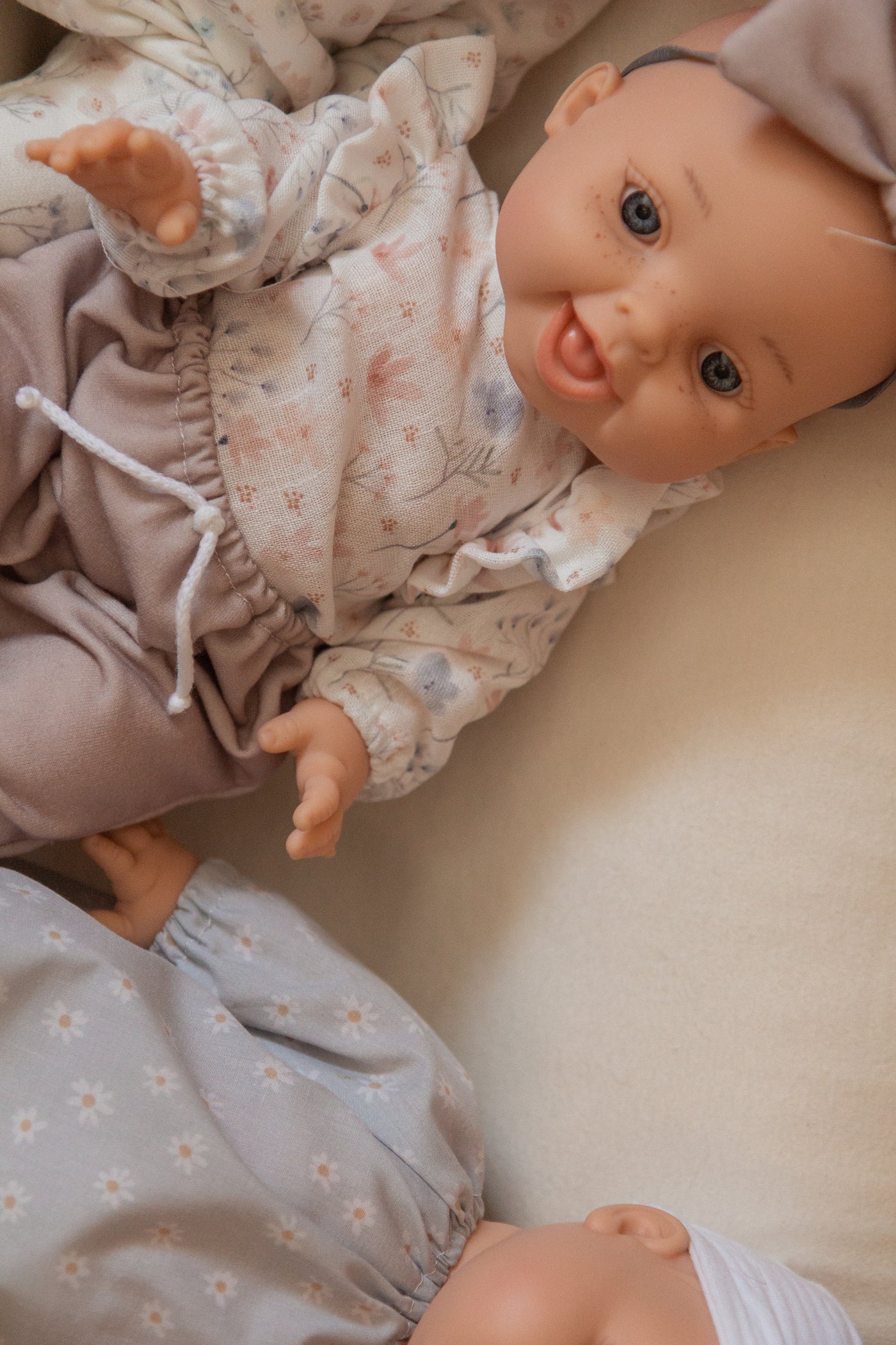 Bébé Gordis - Rachel avec chandail fleuris, pantalon et boucle - Paola Reina