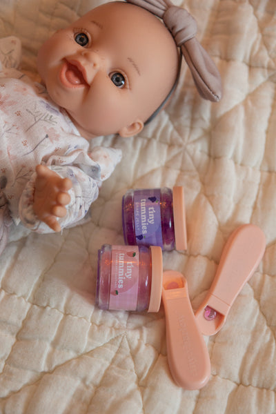 Bébé Gordis - Rachel avec chandail fleuris, pantalon et boucle - Paola Reina