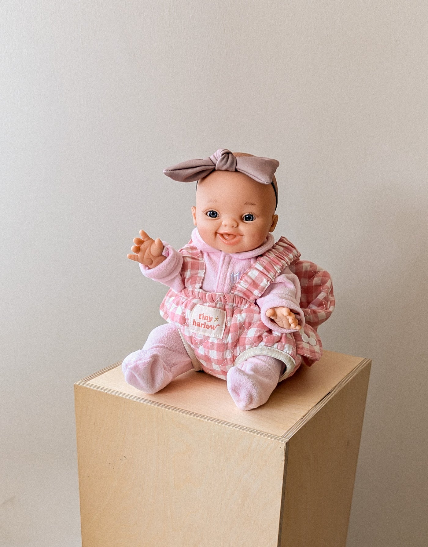 Porte-bébé pour poupée en tissu au motif vichy rose - Tiny Harlow | Shine on me