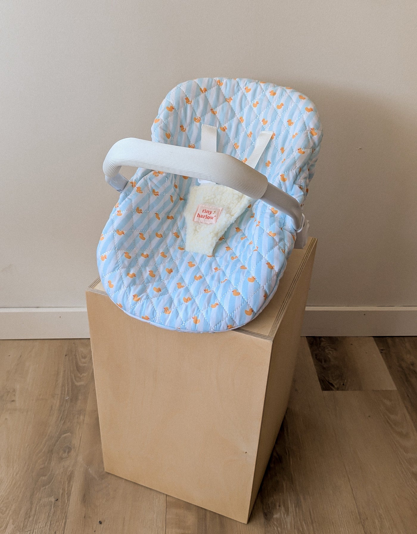 Coquille - siège d'auto pour poupée avec motif vichy bleu et canards - Tiny Harlow | Shine on me