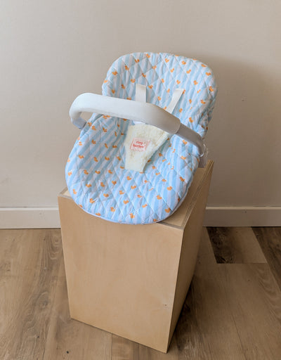 Coquille - siège d'auto pour poupée avec motif vichy bleu et canards - Tiny Harlow | Shine on me
