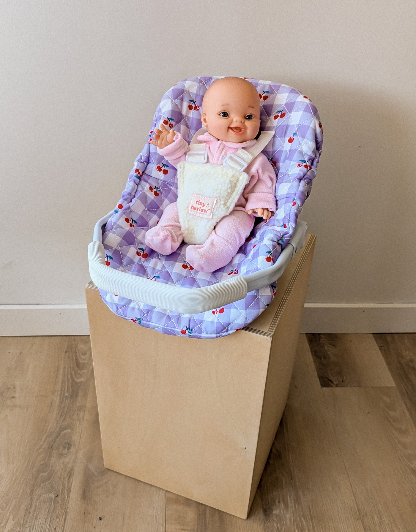 Doll Capsule - cherry - Tiny Harlow