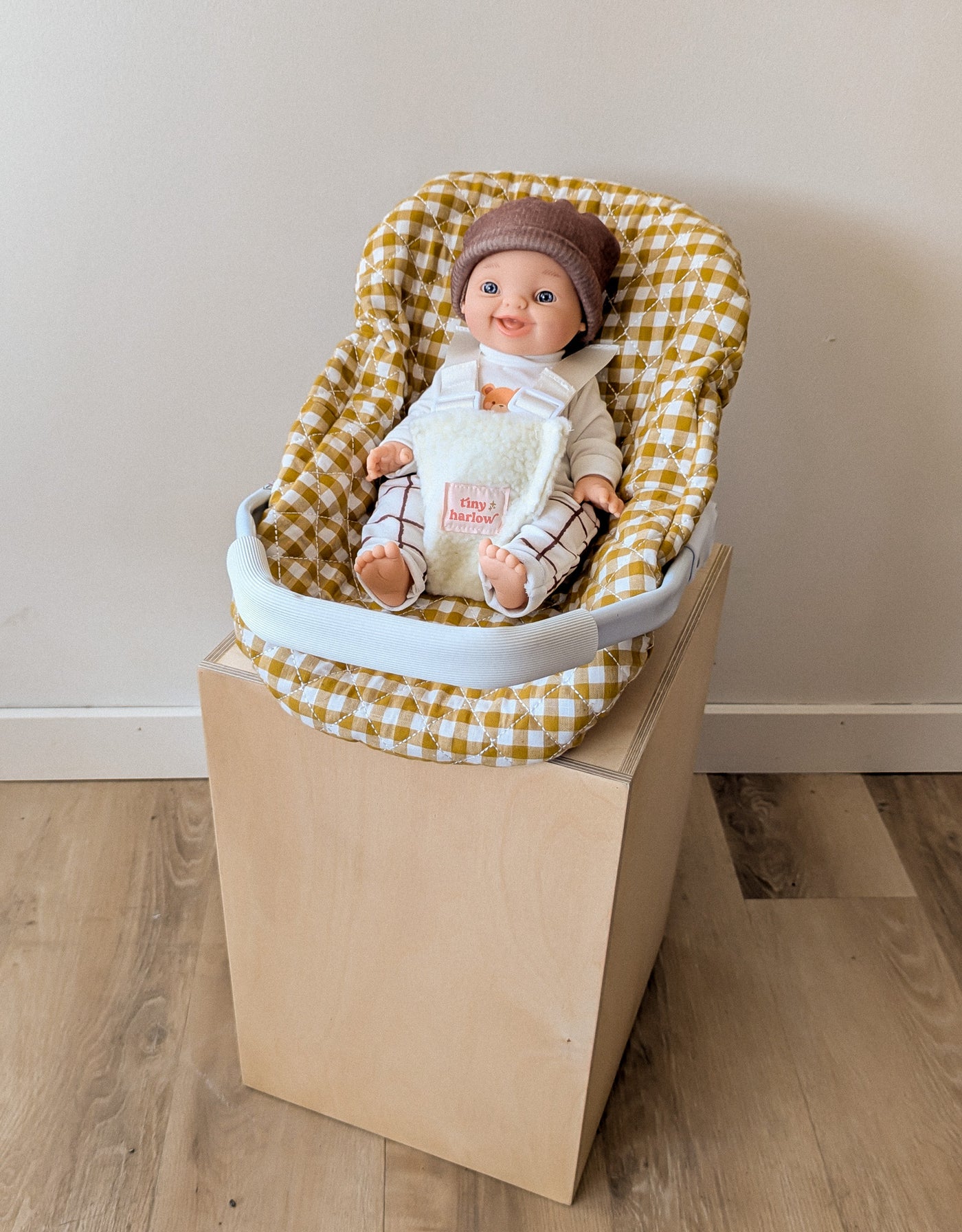 Box of 6 doll capsules - mustard - Tiny Harlow