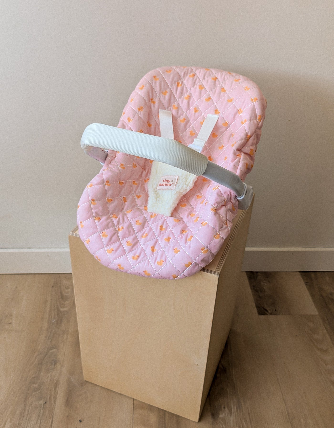 coquille - siège d'auto pour poupée avec motif de canards rose - Tiny Harlow | Shine on me