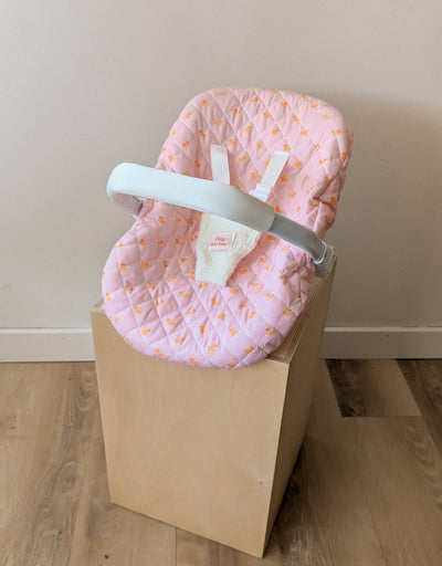 coquille - siège d'auto pour poupée avec motif de canards rose - Tiny Harlow | Shine on me