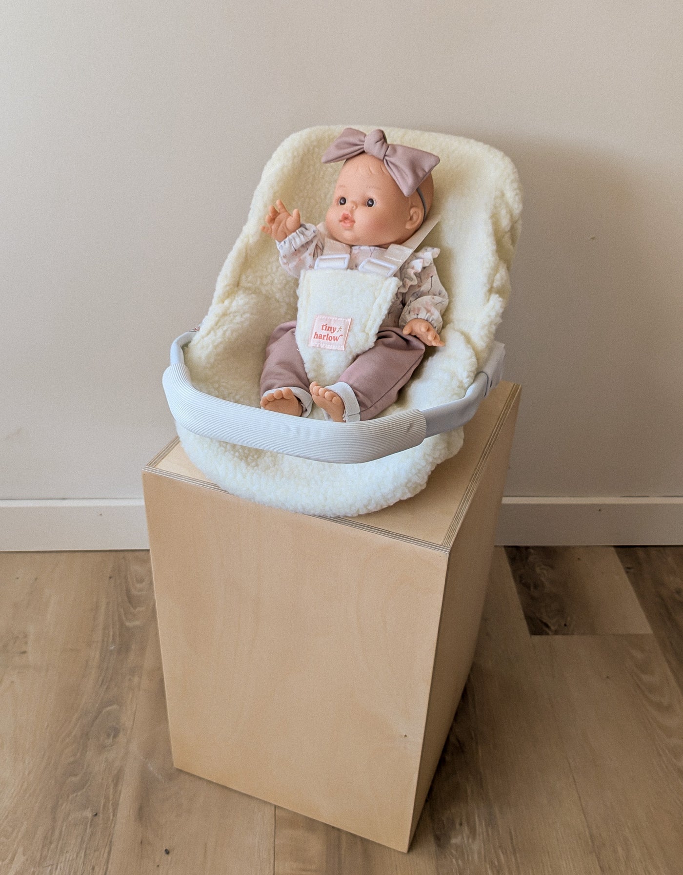 Box of 6 doll capsules - sherpa - Tiny Harlow