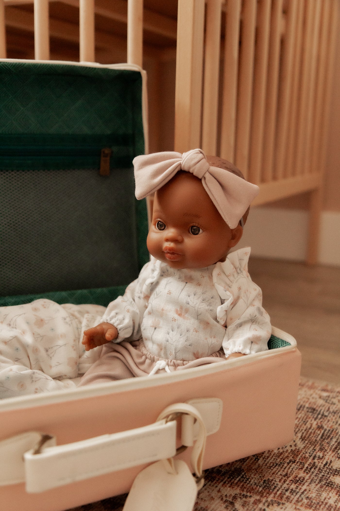 Bébé Gordis - Ruby avec chandail fleuris, pantalon et boucle - Paola Reina