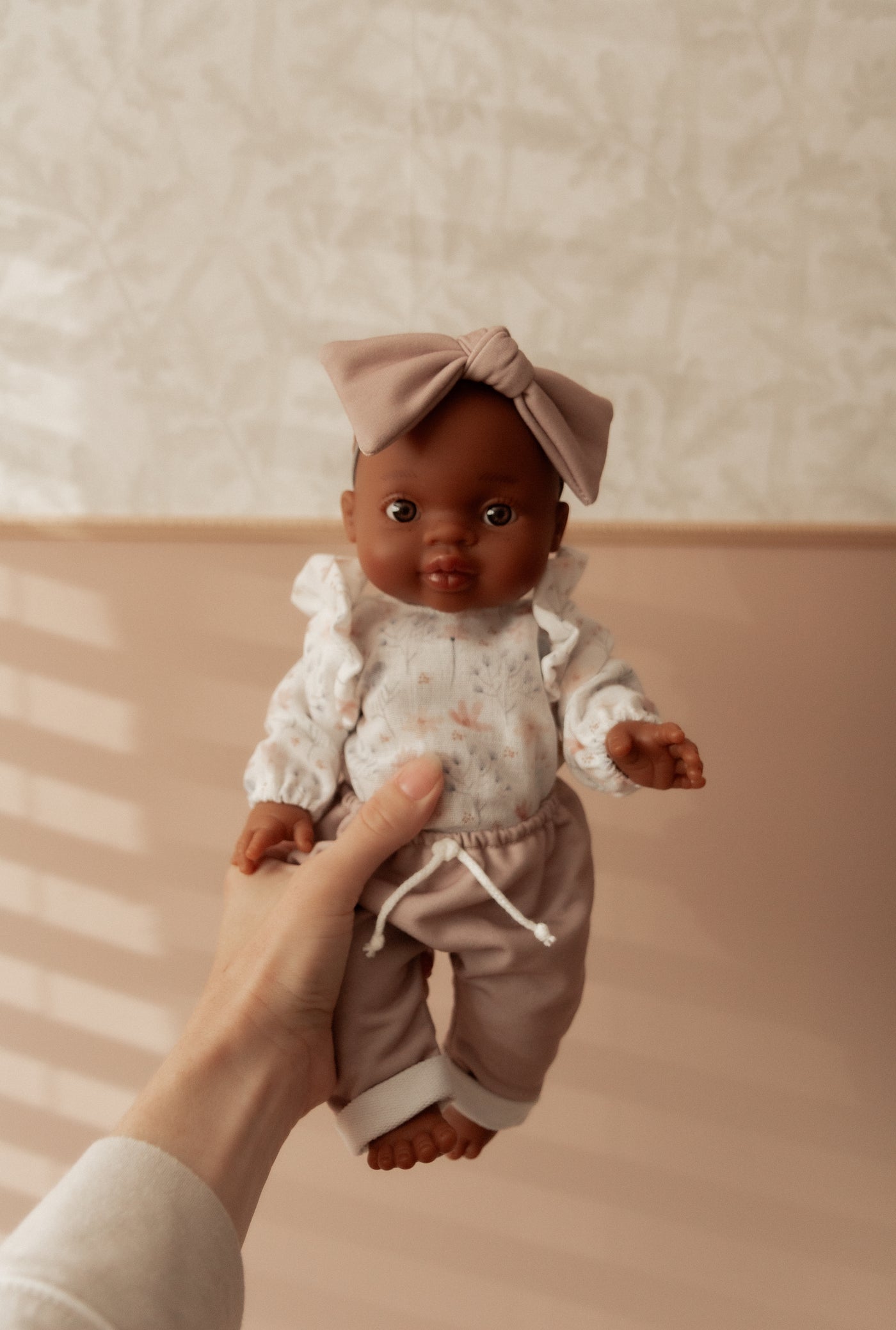 Bébé Gordis - Ruby avec chandail fleuris, pantalon et boucle - Paola Reina