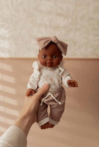 Bébé Gordis - Ruby avec chandail fleuris, pantalon et boucle - Paola Reina