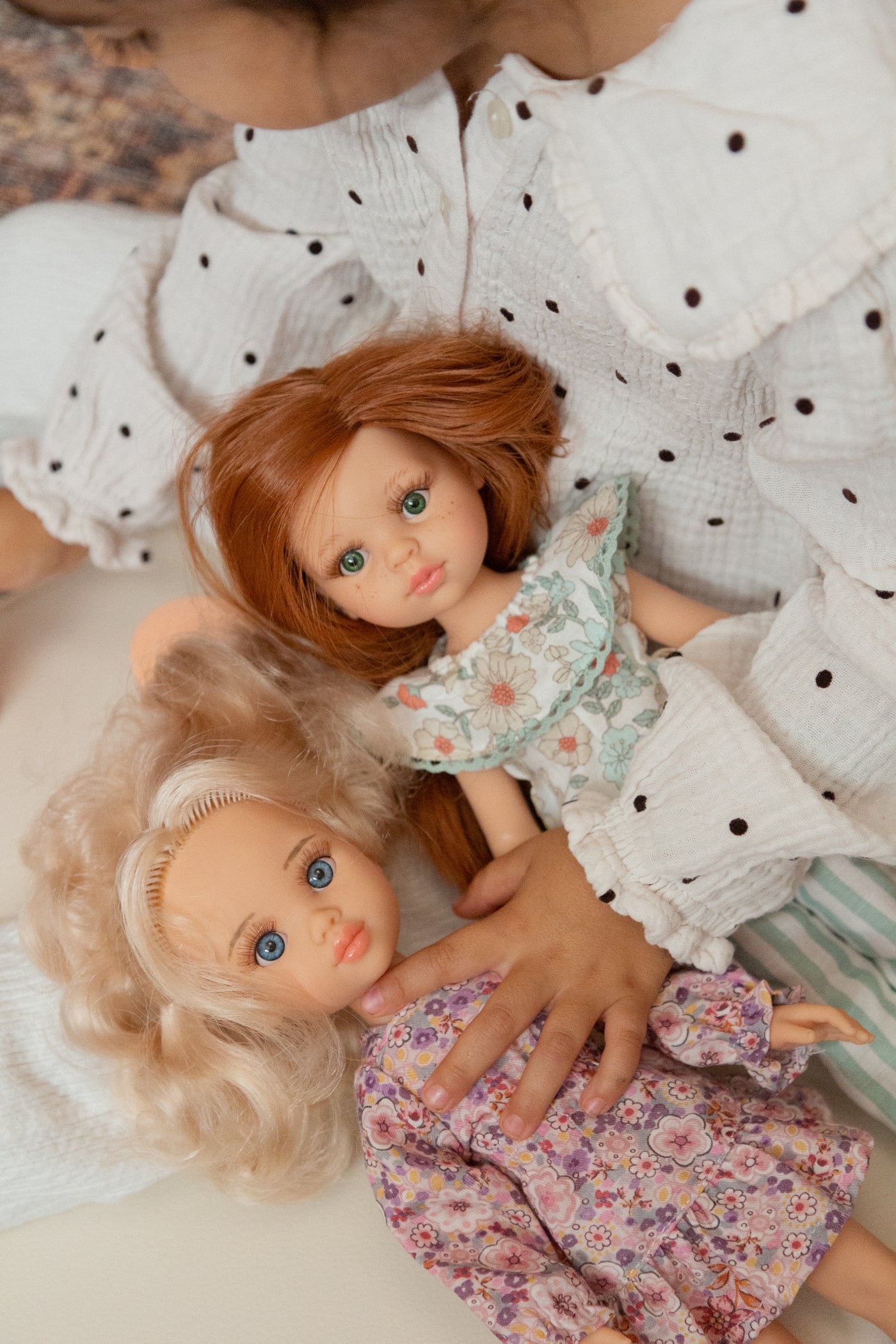 Poupée Las Amigas - Clara avec robe fleurie - Paola Reina