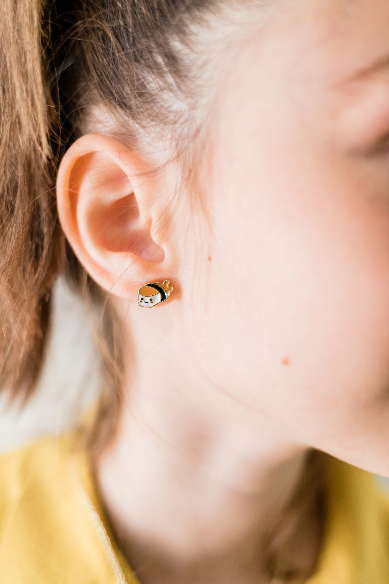 Boucles d'oreilles en émail - Rose rouge - Girl Nation marque  Girl Nation vendu par Veille sur toi
