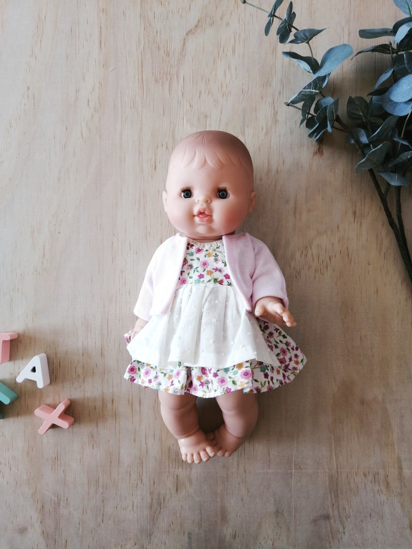 Vêtements de poupée - Robe fleurie rose et veste Default marque  Paola Reina vendu par Veille sur toi